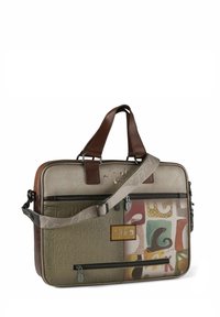 Braune Leder- und strukturierte graue synthetische Tasche mit abstrakten mehrfarbigen Mustern. Verfügt über zwei Träger und zwei vordere Reißverschlusstaschen.