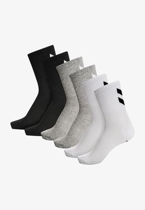 Six paires de chaussettes de crew en noir, gris foncé, gris clair et blanc ; design côtelé avec des accents de triangles et de rayures contrastants.
