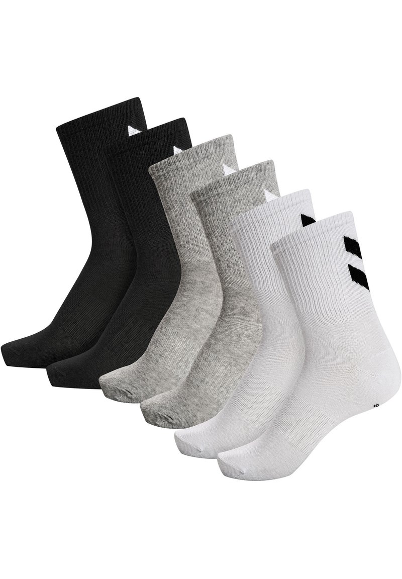 Seis pares de calcetines de tripulante en negro, gris oscuro, gris claro y blanco; diseño acanalado con acentos de triángulo y raya contrastantes.