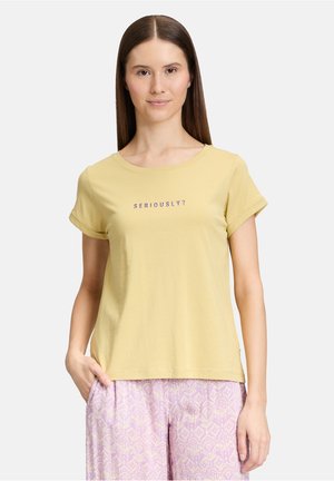 T-shirt léger jaune en coton doux avec un col rond et des manches courtes retroussées ; présente le texte violet "SÉRIEUX ?" sur le devant.