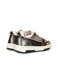 Sneaker metallico caratterizzato da una combinazione di pannelli in pelle argento, bronzo e marrone. Suola intermedia bianca e suola esterna nera testurizzata.