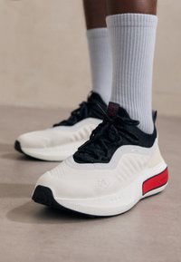 Unselected, white clay/black