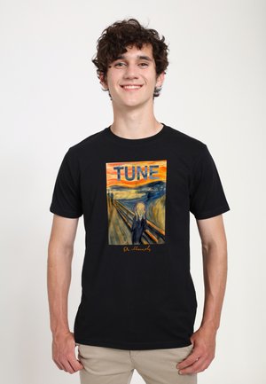 Schwarzes T-Shirt mit einem bunten Grafik von "Der Schrei" und dem Text "TUNE" darüber. Das Material ist Baumwolle; das Design ist enganliegend mit rundem Ausschnitt.
