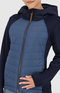 Padded Jacke mit einem Reißverschluss, ärmeln in Marineblau und einem gesteppte blauen Körper. Verfügt über ein kleines Herz-Logo und eine verstellbare Kapuze.