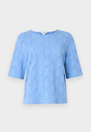 Lys blå kortærmet top med bølgemønster og udskæringsdetaljer. Rund halsudskæring, afslappet pasform, fremstillet af struktureret stof.
