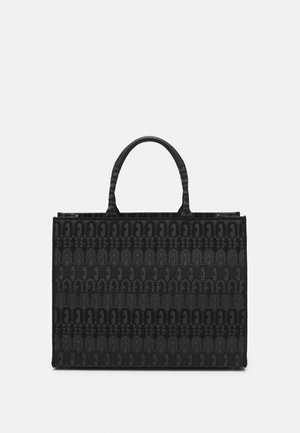 Sac fourre-tout noir avec une texture à motif présentant un design répétitif, des poignées doubles et une forme rectangulaire structurée. Matériau en tissu doux.