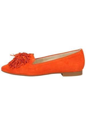 Oranje suede platte schoen met een spitse neus en een franjesaccent op de bovenkant. Heeft een lage, dikke hak en een gladde binnenvoering.