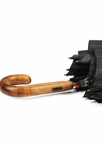 Ombrello nero piegato con manico curvo in legno inciso con un nome di marca, sdraiato orizzontalmente su uno sfondo bianco.