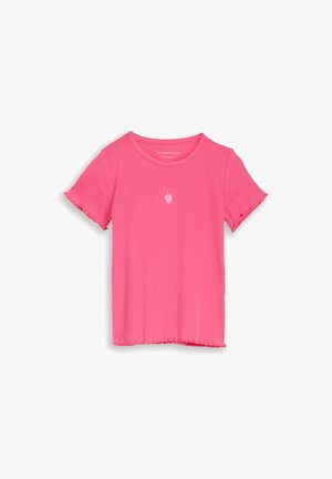 Camiseta rosa de manga corta acanalada con bordes ondulados en el bajo y un pequeño gráfico blanco de fresa centrado en el pecho.