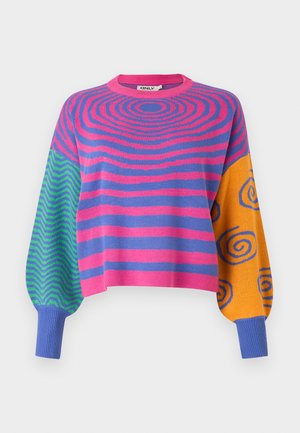 Pulover z dolgimi rokavi z rožnatimi in vijoličnimi koncentričnimi črtami na telesu, zelenimi in modrimi cik-cak vzorci na enem rokavu ter oranžnimi z modrimi spiralami na drugem.