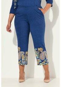 Blauwe capri-pantalons met een paisley-design in felle kleuren aan de zoom. Materiaal van een polyesterblend met een elastische tailleband.