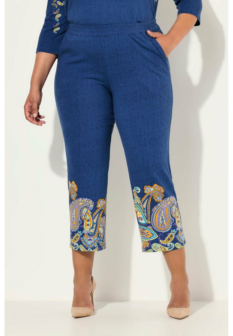 Blauwe capri-pantalons met een paisley-design in felle kleuren aan de zoom. Materiaal van een polyesterblend met een elastische tailleband.
