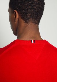 Tommy Hilfiger PIMA ORG CTN CASHMERE CREW NECK - Camisola - empire flame
