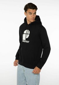 Felpa nera con cappuccio, tasca frontale e cordino. Presenta un grande logo bianco "PROTEST" e una grafica circolare. Materiale in misto cotone.