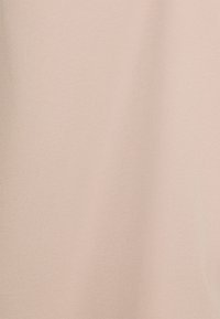 Ljust rosa tyg med en slät, matt yta, som har ett subtilt vävmönster och inga synliga detaljer eller accenter.