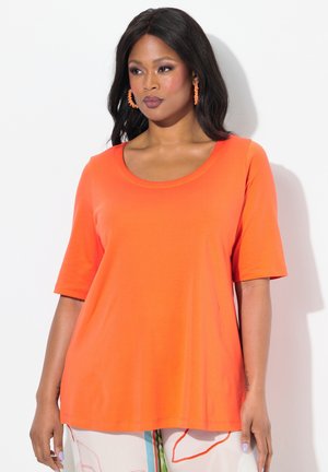 Maglietta arancione a maniche corte con scollatura rotonda, realizzata in tessuto morbido e leggero. Design semplice, vestibilità leggermente ampia, senza motivi visibili.