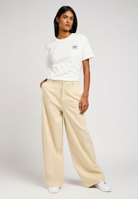 Lee RELAXED CREW  - T-shirt con stampa - ecru