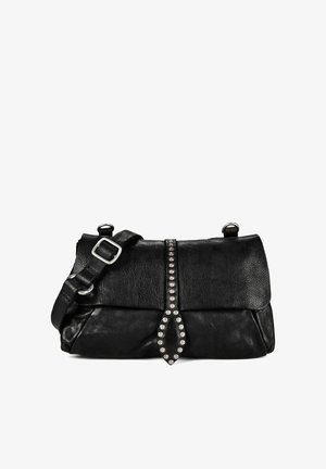 Bolso de hombro de cuero negro con solapa y detalle de correa vertical con tachuelas, con una correa ajustable con hebilla sobre fondo blanco.