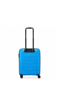 Maleta de plástico rígido en azul brillante con un diseño acanalado, mango telescópico negro, cuatro ruedas y un logo en relieve en la parte frontal.