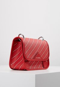 KARL LAGERFELD Axelremsväska - red