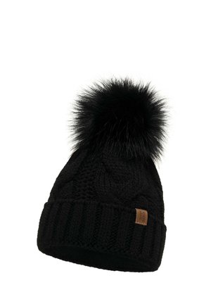 Bonnet en tricot noir avec un bord côtelé épais, doté d'un pompon noir duveteux sur le dessus et d'une petite étiquette en cuir de marque sur le côté.