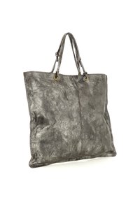 Borsa a tote in pelle grigia con superficie texturizzata, forma rettangolare allungata, doppi manici superiori e dettagli in metallo dorato.