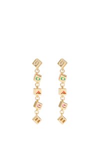 Pendientes colgantes en tono dorado que presentan bloques de letras coloridos (O, A, C, H) con una textura suave y un diseño geométrico.