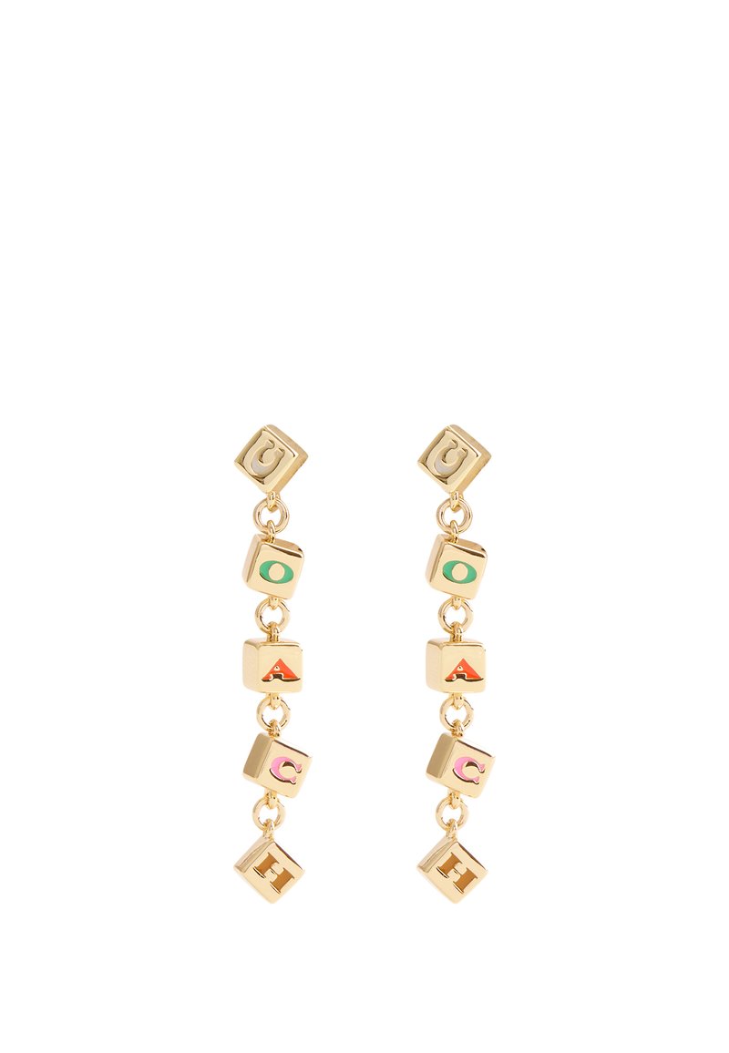 Pendientes colgantes en tono dorado que presentan bloques de letras coloridos (O, A, C, H) con una textura suave y un diseño geométrico.