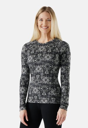 Langärmliges Hemd mit einem schwarz-weißen geometrischen Muster, das über einen runden Halsausschnitt und eine taillierte Passform verfügt. Hergestellt aus einem dehnbaren, atmungsaktiven Stoff.