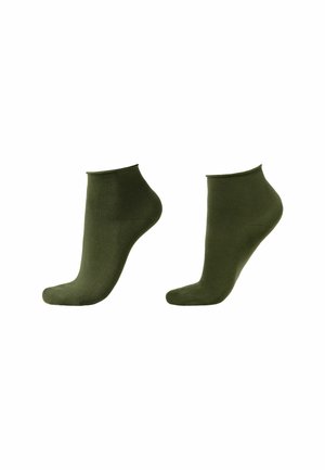 Paire de chaussettes basses vert olive présentées sur des mannequins de pieds, affichées côte à côte sur un fond blanc.