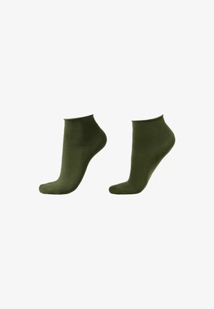 Paar olivegrüne Knöchelsocken, gezeigt an Fußmannequins, nebeneinander vor weißem Hintergrund dargestellt.