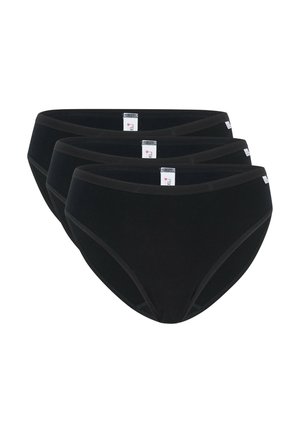 Drei schwarze Baumwollslips mit elastischen Bund und sichtbar innen angebrachten Pflegeetiketten, überlappend auf weißem Hintergrund angeordnet.