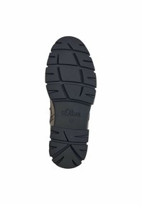 Semelle en caoutchouc noire avec un motif de crampons texturé. Panneau supérieur en beige avec des accents foncés. Comprend un logo en relief et une taille.