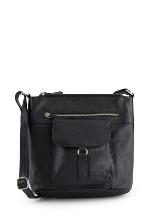 Schwarze Leder-Crossbody-Tasche mit einem Reißverschluss-Hauptfach, einer Frontklappen-Tasche, silbernen Beschlägen und einem verstellbaren Tragegurt. Strukturierte Oberfläche.