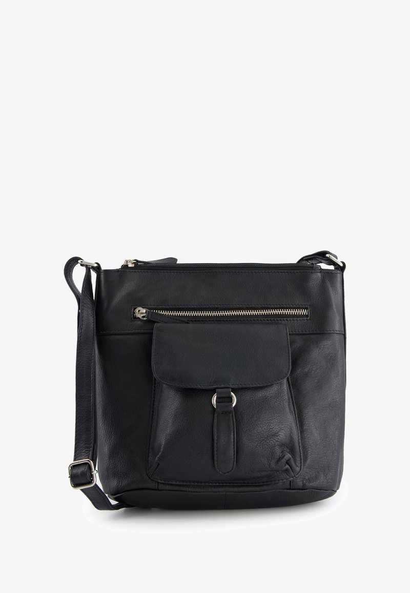 Schwarze Leder-Crossbody-Tasche mit einem Reißverschluss-Hauptfach, einer Frontklappen-Tasche, silbernen Beschlägen und einem verstellbaren Tragegurt. Strukturierte Oberfläche.