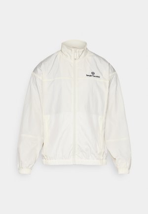 Hvit lettvekts zip-up jakke med elastiske mansjetter og hem, høy krage og svart Sergio Tacchini-logo på venstre bryst.