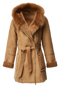 Tan faux shearling frakke med pelsforet hætte, bælte i taljen og to forlommer. Har lynlås-lukning og blødt, tekstureret stof.