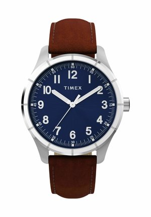 Timex sat sa srebrnim kućištem od nehrđajućeg čelika, tamnoplavim brojčanikom, bijelim oznakama sati i smešnim kožnim remenom.