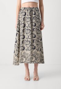 Falda de longitud media en estampado de paisley en azul marino y crema. Hecha de una tela suave con cinturilla elástica y una silueta fluida.