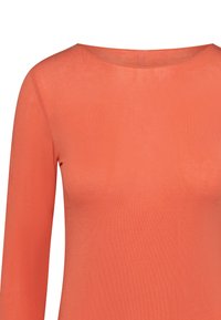 Top a maniche lunghe color corallo con scollatura a barca. Tessuto liscio e leggero con un colore uniforme e una leggera lucentezza. Nessun motivo o accento visibile.