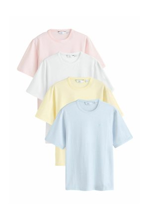Quatre t-shirts unis à manches courtes et col rond dans des tons pastel rose, blanc, jaune clair et bleu clair, empilés en chevauchement sur un fond blanc.