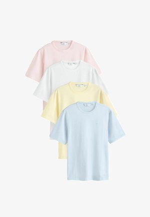 Patru tricouri simple cu mâneci scurte și guler rotund în pastel roz, alb, galben deschis și albastru deschis, suprapuse și înșirate pe un fundal alb.