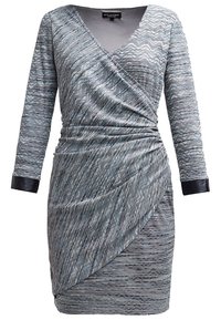 Šedé šaty s dlouhými rukávy, výstřihem do V, texturovanou tkaninou, vícevrstvým designem a černými koženými doplňky na rukávech.