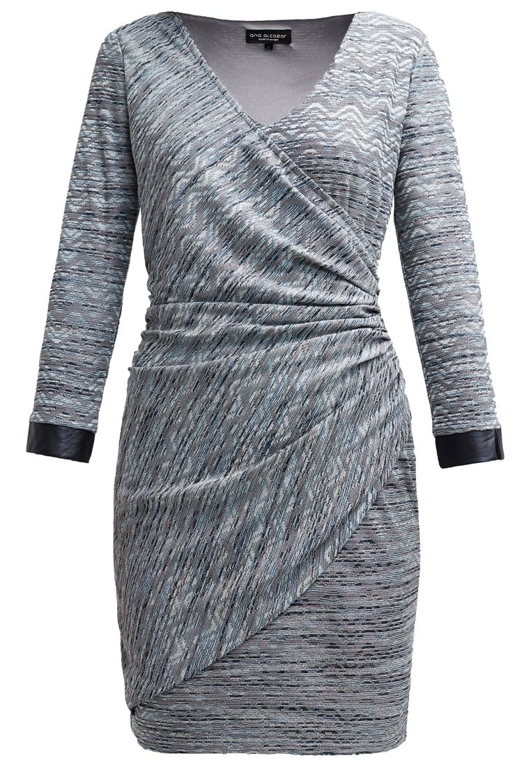 Šedé šaty s dlouhými rukávy, výstřihem do V, texturovanou tkaninou, vícevrstvým designem a černými koženými doplňky na rukávech.