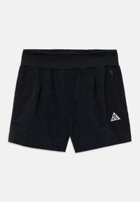 Calções atleticos pretos com um amplo cós elástico, textura subtil, dois bolsos laterais e um detalhe em triângulo branco no canto inferior esquerdo.