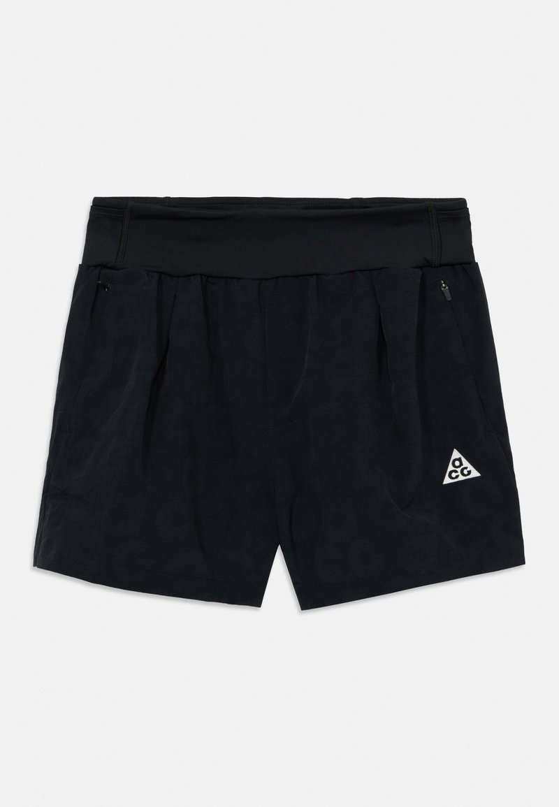 Calções atleticos pretos com um amplo cós elástico, textura subtil, dois bolsos laterais e um detalhe em triângulo branco no canto inferior esquerdo.