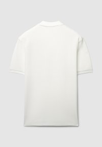 Weißes Poloshirt mit kurzen Ärmeln aus strukturiertem Stoff, mit klassischem Kragen und gerippten Bündchen. Keine sichtbaren Muster oder Designs.