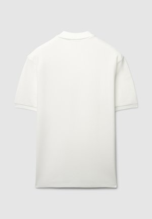 Weißes Poloshirt mit kurzen Ärmeln aus strukturiertem Stoff, mit klassischem Kragen und gerippten Bündchen. Keine sichtbaren Muster oder Designs.