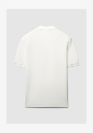 Weißes Poloshirt mit kurzen Ärmeln aus strukturiertem Stoff, mit klassischem Kragen und gerippten Bündchen. Keine sichtbaren Muster oder Designs.