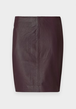 Tamsiai burgundiškai raudona odinė sijonas su lygiu paviršiumi, prigludusia forma ir tiesia siluetu. Turi minimaliai siūlių ir nematomų detalių.